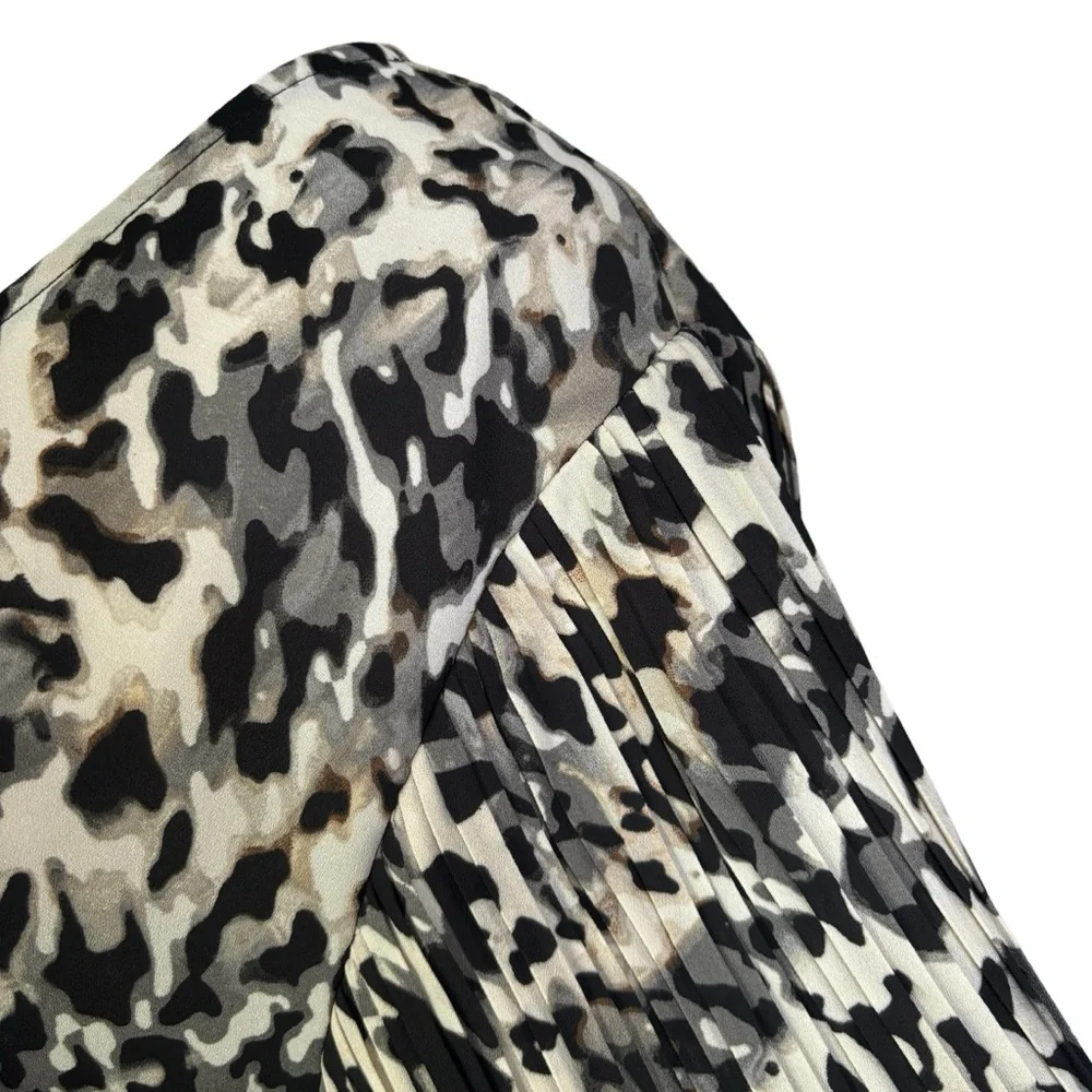 Vince Camuto NWT Animal Print Blouse with Flutter Crepe Sleeve M - Picture 4 of 11